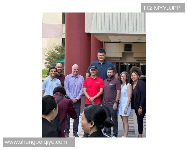 姚明街头偶遇球迷热情互动引发围观瞬间成网红话题