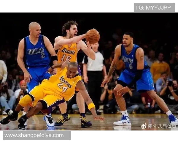 科比45分神勇表现助力湖人击败爵士，重燃季后赛希望